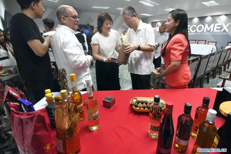 productos cubanos exhibidos durante la celebración por los dos años de la creación del Pabellón Excelencias de Cuba dentro de la plataforma de comercio electrónico transfronterizo de China JD.com, en La Habana,
