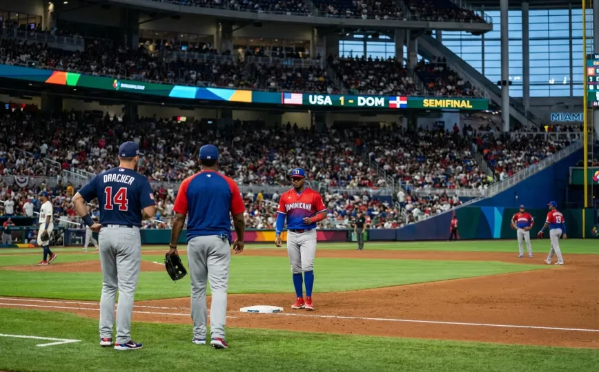 Jugadores de béisbol en el terreno durante la semifinal del Clásico Mundial entre Estados Unidos y República Dominicana.