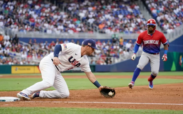 Jugadores de béisbol en pleno partido.