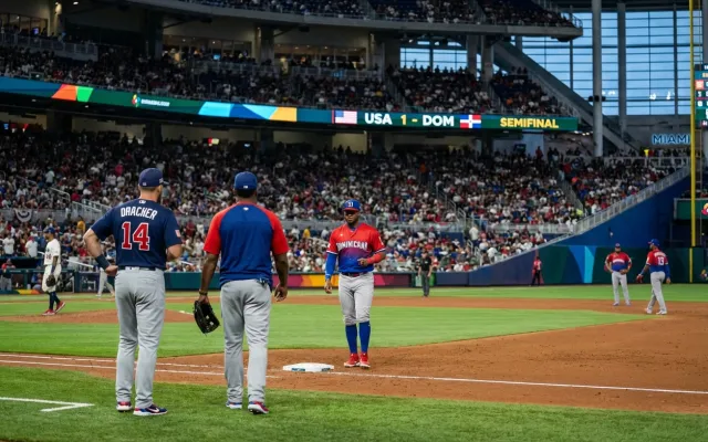 Jugadores de béisbol en el terreno durante la semifinal del Clásico Mundial entre Estados Unidos y República Dominicana.